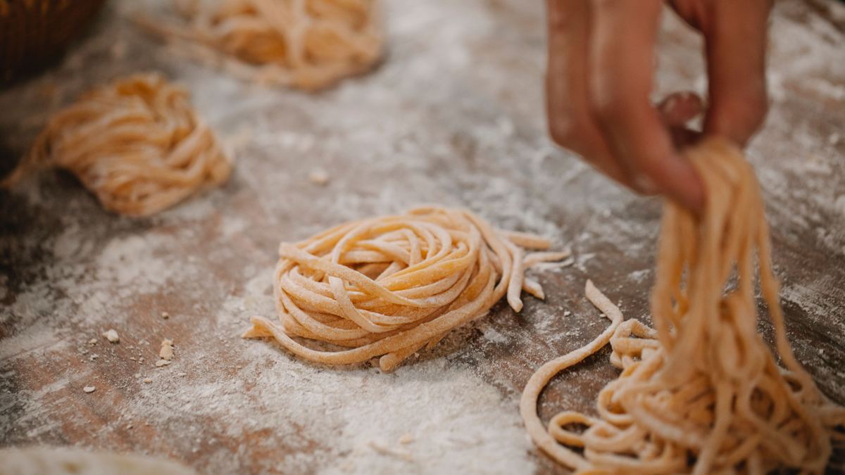 Pasta fresca fatta a mano su un tavolo infarinato