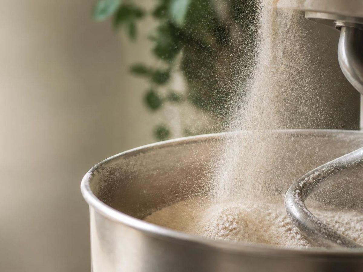 Farina versata nell'impastatrice
