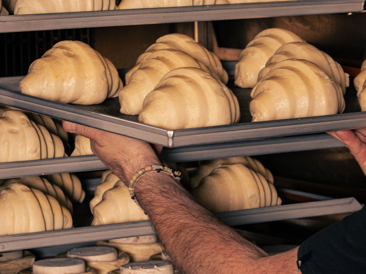 Teglie di brioche appena sfornate