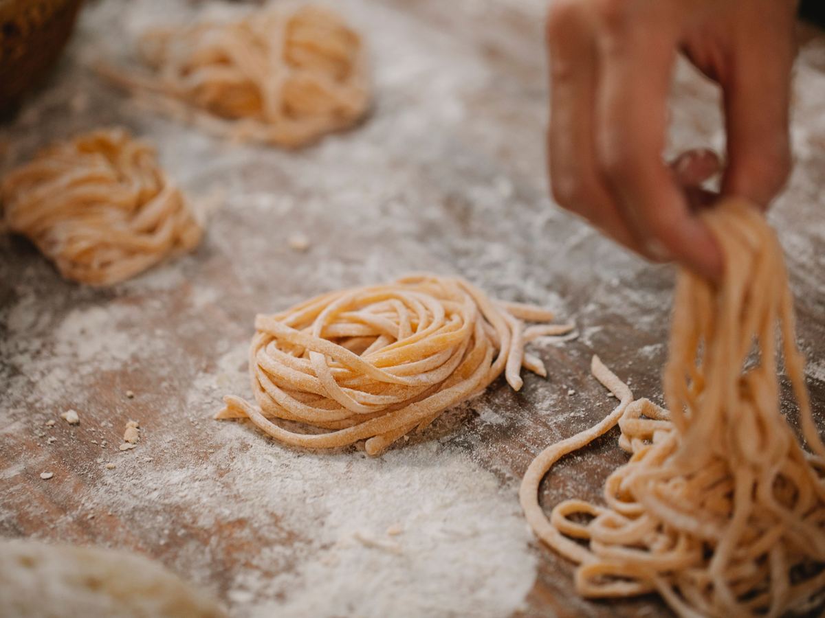 Nidi di pasta fresca sul tavolo infarinato