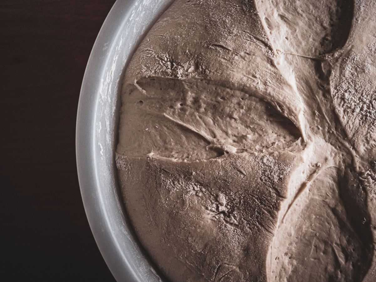 Impasto in lievitazione in una ciotola